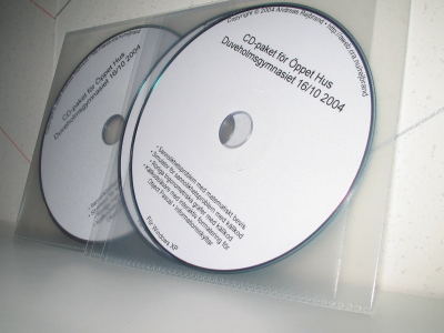CD-paket för Öppet Hus på Duveholmsgymnasiet den 16 oktober 2004.